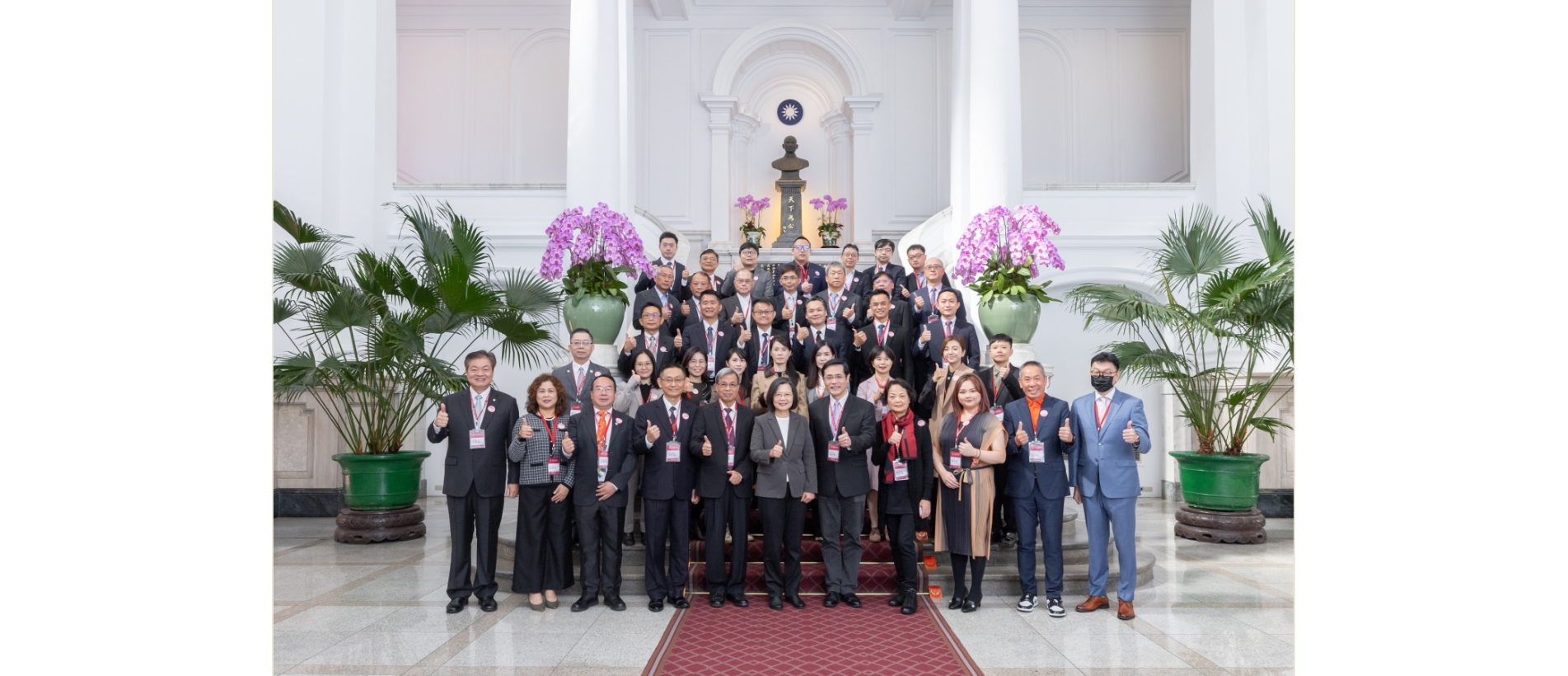 05小英全體合照.png 05小英全體合照.png